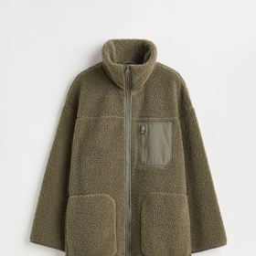 Delší kabát z měkkého plyše, H&M, 1399 Kč.
Delší kabát z měkkého plyše, H&M, 1399 Kč.