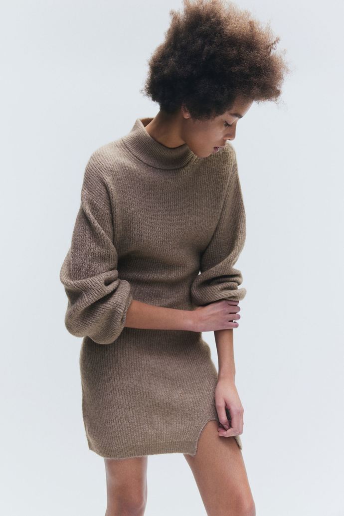 Pletené šaty s vysokým límcem, H&M, 719 Kč
