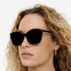Černé sluneční brýle, H&M, 279 Kč
Černé sluneční brýle, H&M, 279 Kč