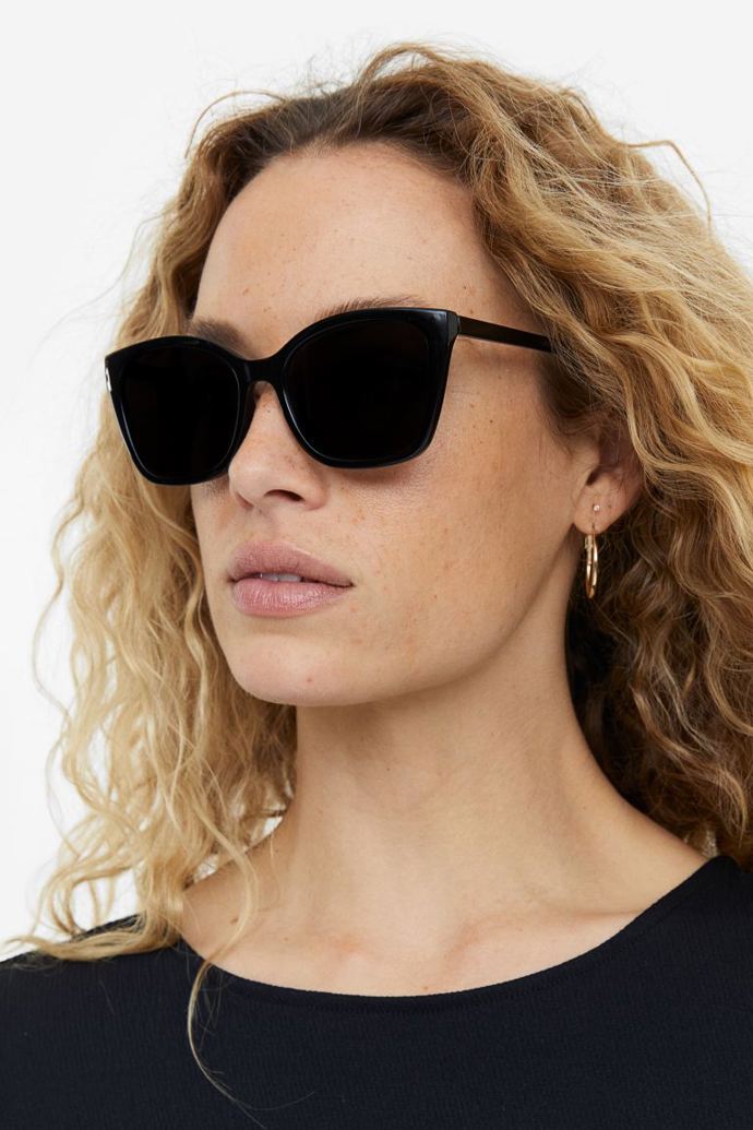 Černé sluneční brýle, H&M, 279 Kč
