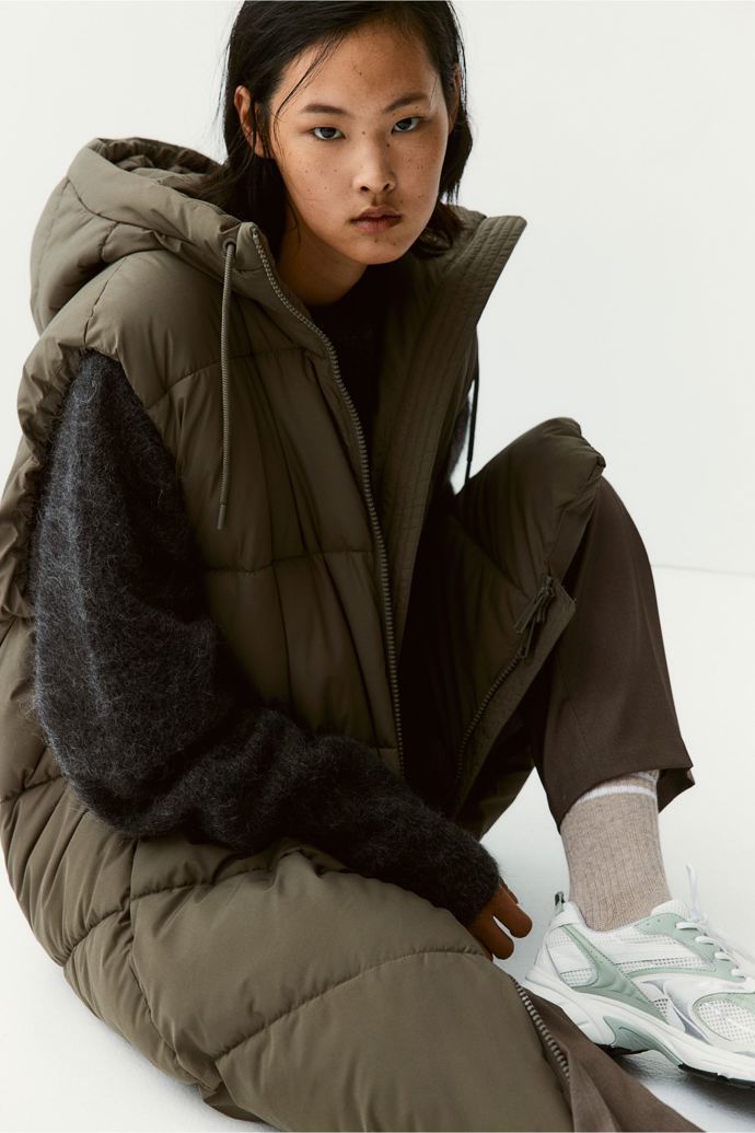 Vatovaná vesta s kapucí, H&M, 959 Kč
