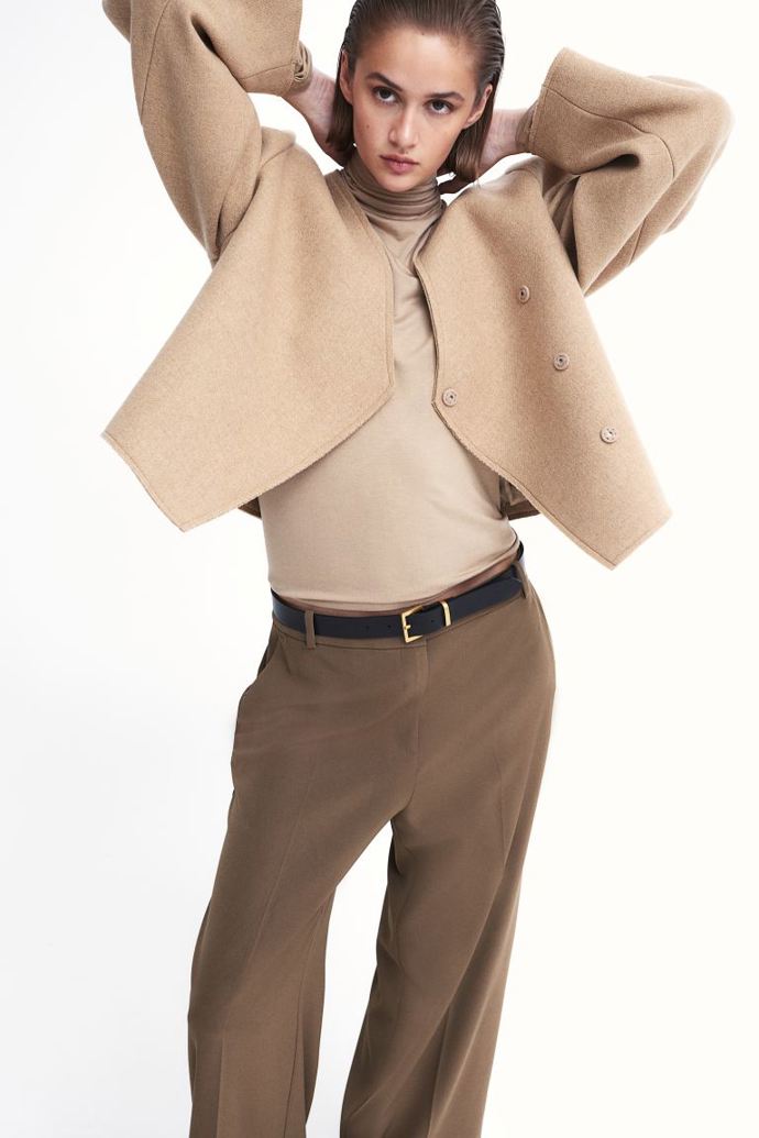 Černozlatý kožený pásek, H&M, 429 Kč
