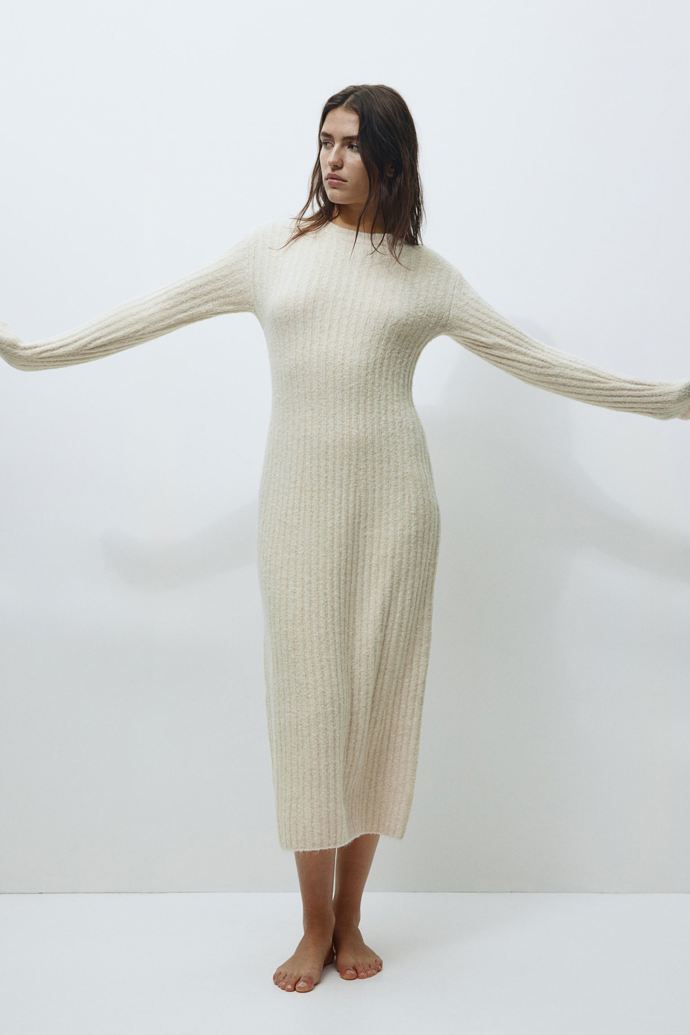 Dlouhé šaty z žebrovaného úpletu, H&M, 379 Kč
