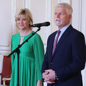 První dáma je ozdobou našeho prezidenta
První dáma je ozdobou našeho prezidenta