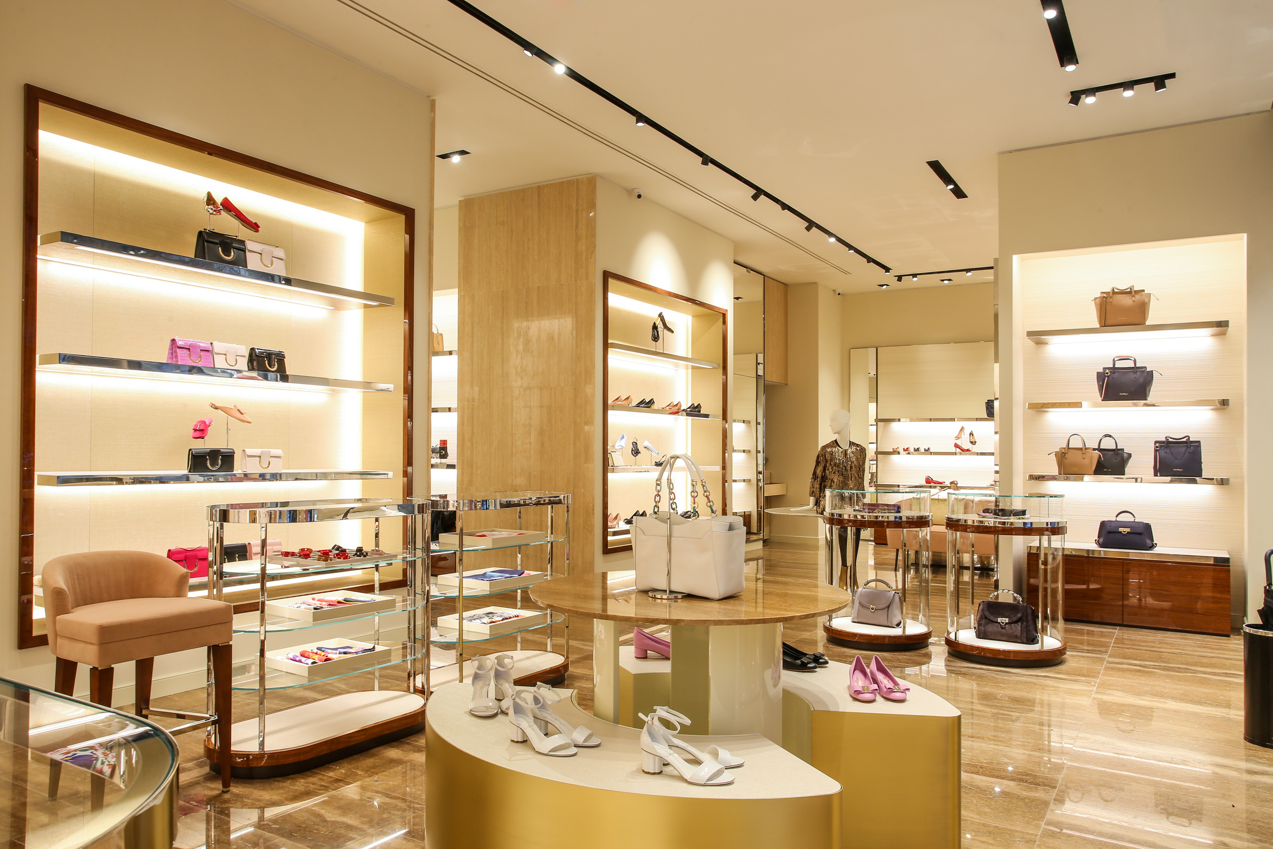 Salvatore Ferragamo: 12 zajímavých faktů, které jste nevěděli o této módní legendě Salvatore Ferragamo: 12 zajímavých faktů, které jste nevěděli o této módní legendě