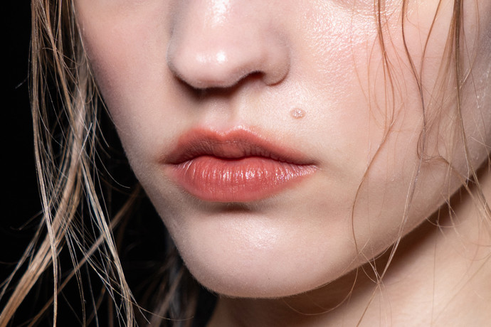 Blurred lips aneb rozmazané rty jsou velmi výrazným trendem a objevily se i na přehlídce švédské značky Hodakova
Blurred lips aneb rozmazané rty jsou velmi výrazným trendem a objevily se i na přehlídce švédské značky Hodakova