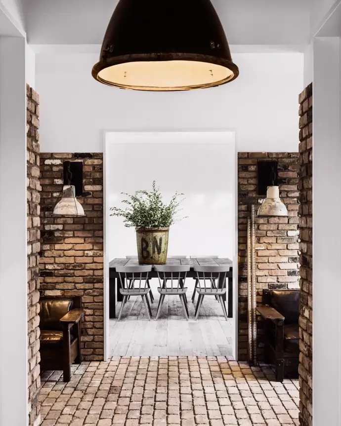 V tomto domě všechno začalo Pinterestem, který Diane milovala: „Pořád ho miluji; pořád miluji Pinterest“. Stejně jako černou a bílou. Postupně si ukládala fotografie, které se jí líbily a vytvořila podle nich domov odrážející její životní naladění a hodnoty.  
