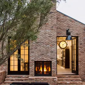 Herečka Diane Keaton, herecká legenda, která nás nedávno opustila, se mimo herectví věnovala i červenému vínu nebo realitám. O svém milovaném domě dokonce napsala knihu The House That Pinterest Built a není divu. Je totiž čím se chlubit
Herečka Diane Keaton, herecká legenda, která nás nedávno opustila, se mimo herectví věnovala i červenému vínu nebo realitám. O svém milovaném domě dokonce napsala knihu The House That Pinterest Built a není divu. Je totiž čím se chlubit