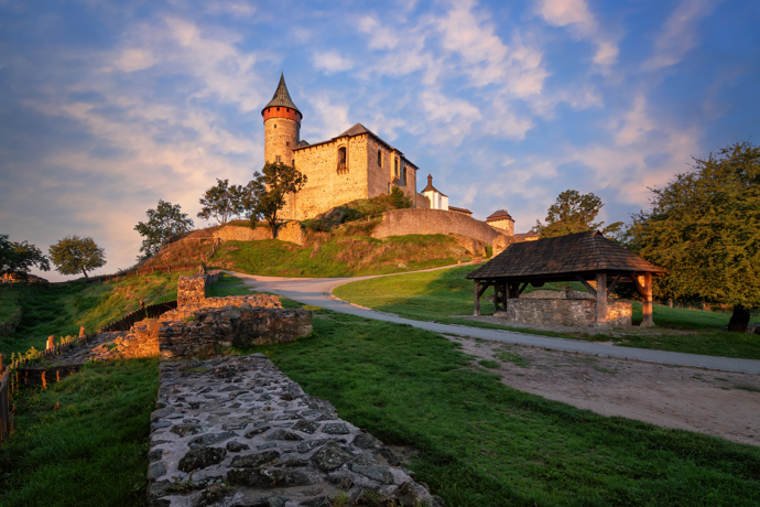Hrad Kunětická hora stojí na vrcholku vyhaslé sopky.
