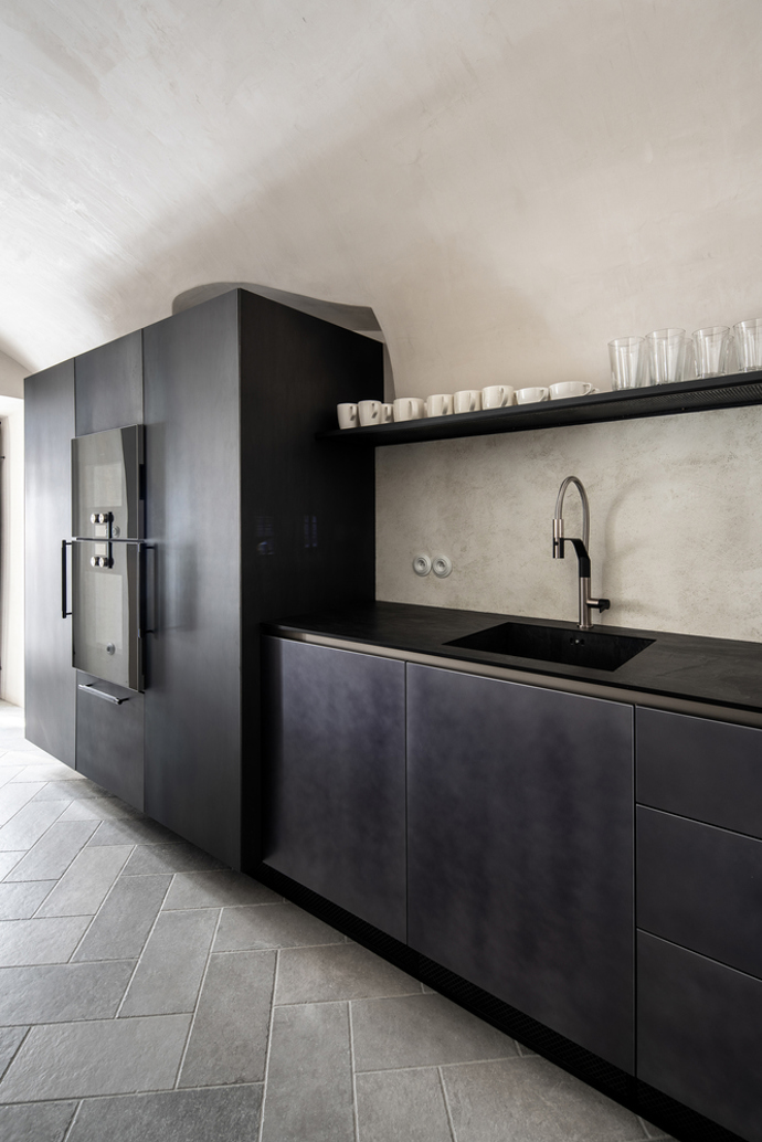 Klenby architekti zpevnili spirálovými výztuhami a osvětlení vedli z horního patra. Díky tomu zůstala jejich silueta čistá a nerušená. 
