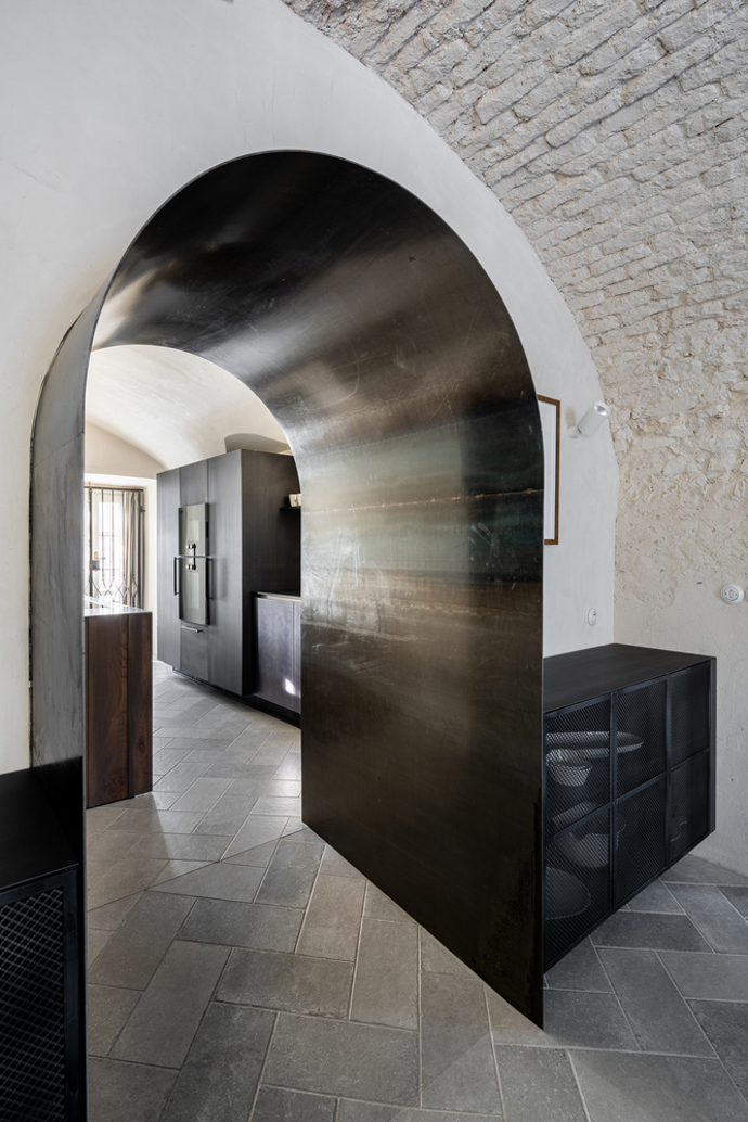 Přestože interiér respektuje historickou architekturu, dům nabízí komfort současného bydlení.
