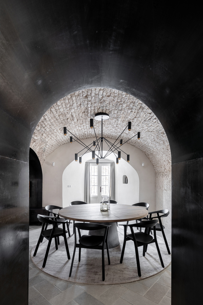 Jedním z největších pokladů tohoto patra jsou malované trámové stropy. Původní malby zůstaly dlouho skryté pod bílým nátěrem. Restaurátoři jej postupně odstranili a motivy oživili pomocí reaktivních mořidel. Nepřímé osvětlení pak zvýrazňuje jejich kresbu a v ložnicích vytváří příjemnou atmosféru.

