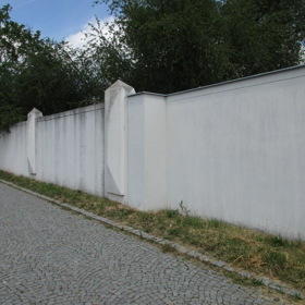 Architektonicky zajímavý hřbitov je místem posledního odpočinku obětí nacismu i komunistického teroru z padesátých let.
