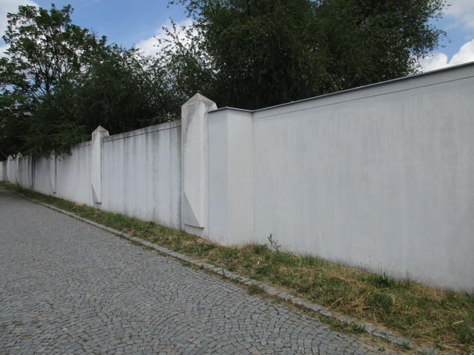 Architektonicky zajímavý hřbitov je místem posledního odpočinku obětí nacismu i komunistického teroru z padesátých let.
