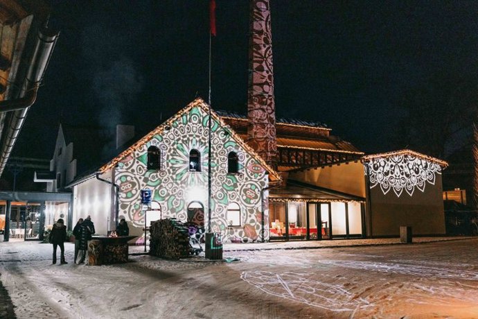 Zachované vysoké haly a syrová krása industriální architektury dávají každé události jedinečnou kulisu, kterou byste jinde hledali jen těžko. 
