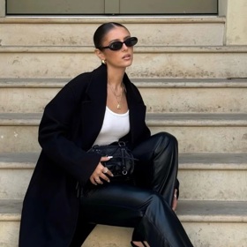 Černý kabát po kolena, Bershka, 849 Kč
Černý kabát po kolena, Bershka, 849 Kč