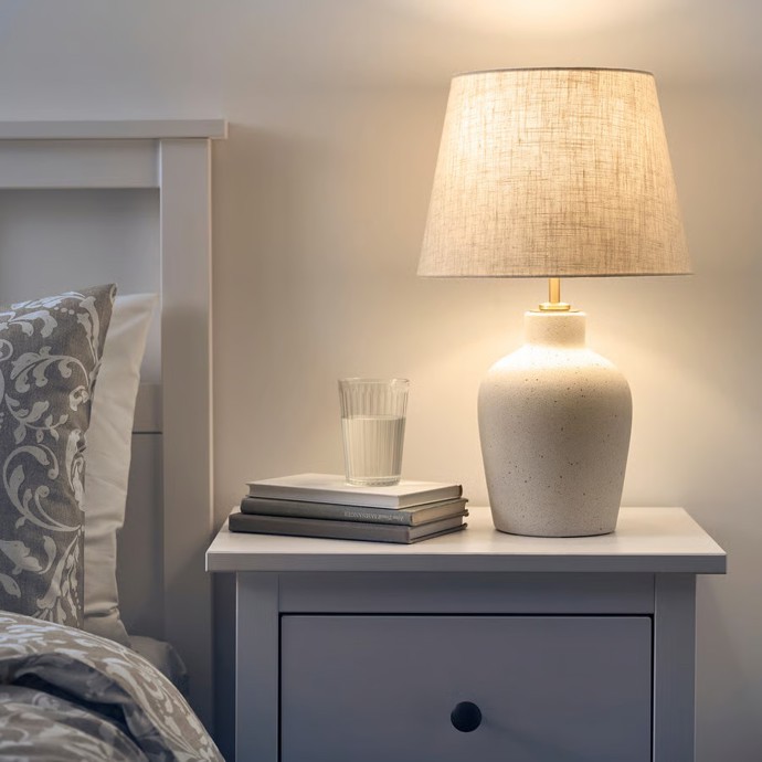 Stolní lampa, krémová keramika/béžová, BLIDVÄDER, 1 290 Kč
