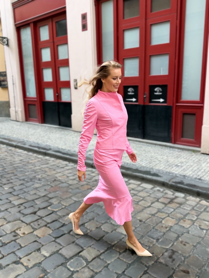 Herečka Anna Kulovaná v outfitu české návrhářky Gábiny Páralové.
