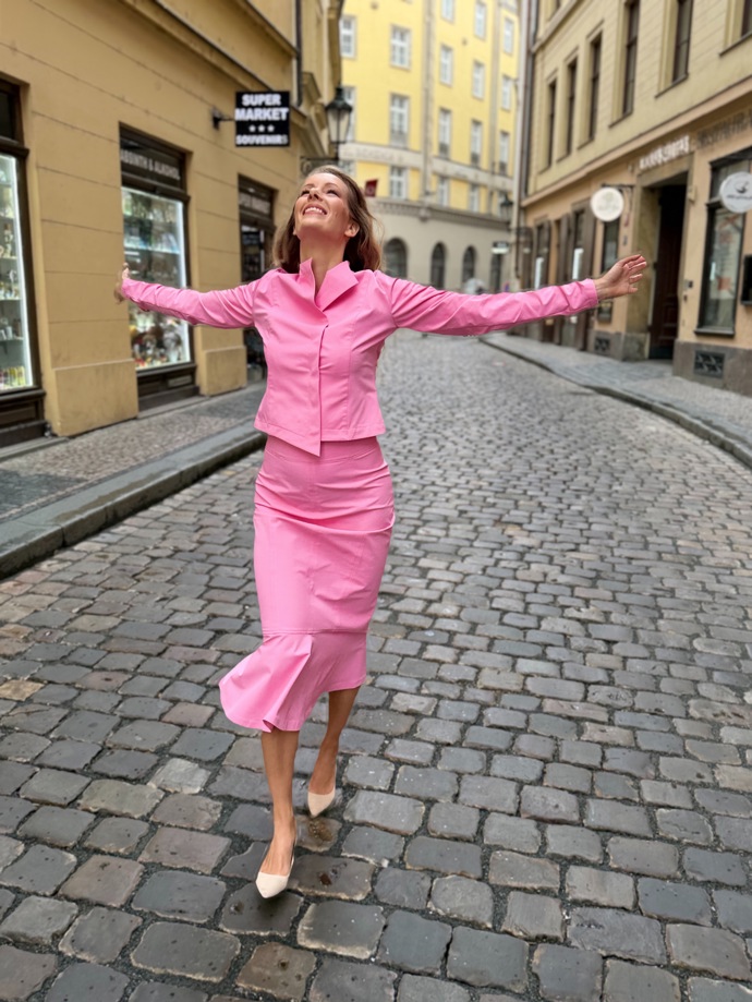 Herečka Anna Kulovaná v outfitu české návrhářky Gábiny Páralové.
