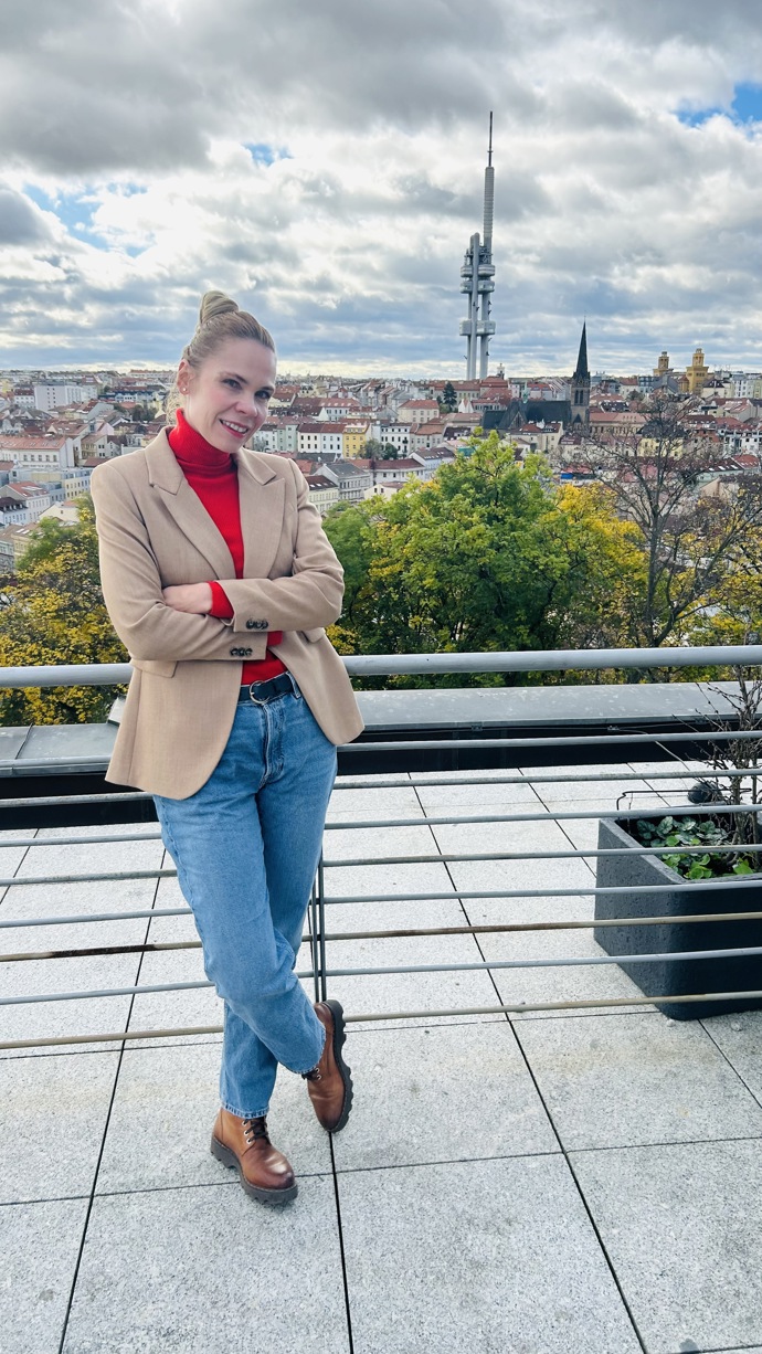 Červený rolák leading editorky Hany
