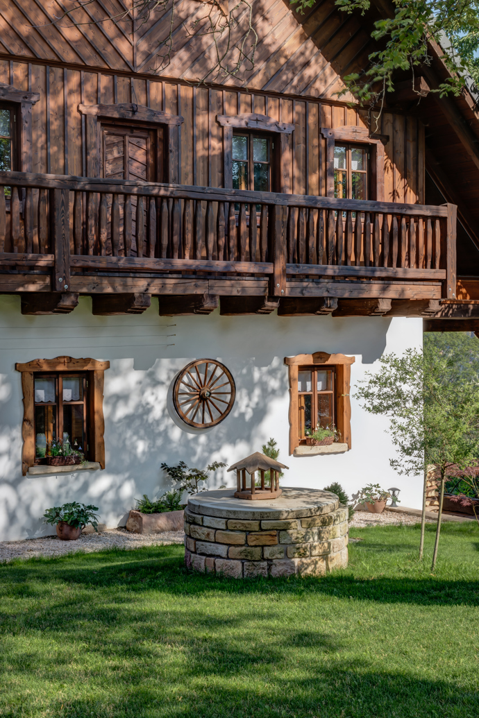 To vše dokonale doplňují designové krby, kamenné nebo dřevěné obložení, textil v přírodních barvách nebo stylová pec. 
