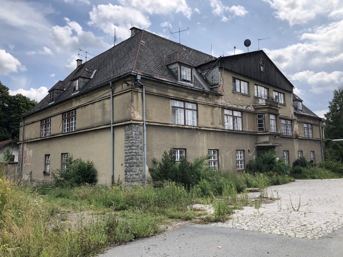 Projekt se zaměřuje na citlivou rekonstrukci historických budov a jejich přetvoření v moderní obytné prostory. Design interiérů v bytech propojuje moderní prvky s původními architektonickými detaily, jako jsou vysoké stropy, dřevěné trámy či velká okna s panoramatickými výhledy na Jeseníky. Velkou měrou je využíváno dřevo, kámen a další přírodní materiály, které přináší pocit hřejivé horské atmosféry.
