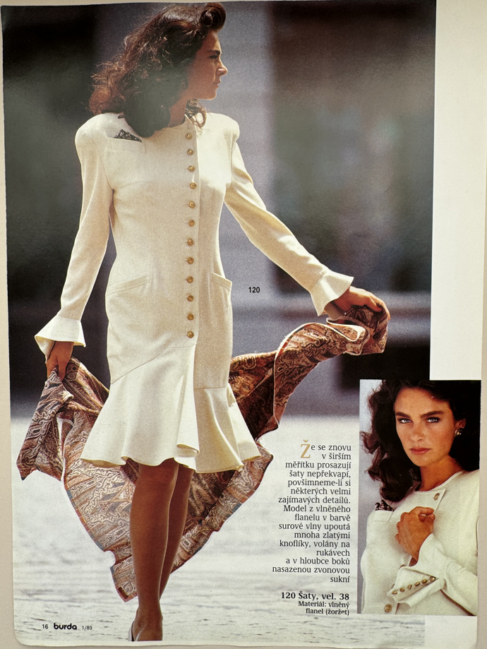 Elegance z roku 1989: šaty z vlněného flanelu vynikají zlatými knoflíky a také hravými volány
