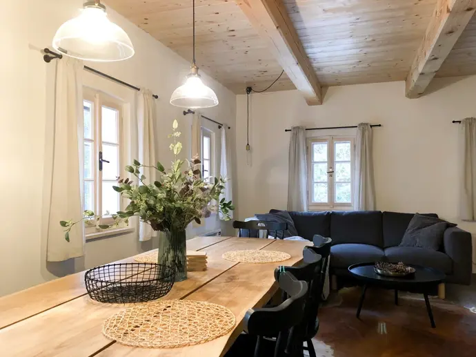 Kombinace dřeva, světla a jednoduchého designu. Pohodlné, přirozené a bez hluku města.
Kombinace dřeva, světla a jednoduchého designu. Pohodlné, přirozené a bez hluku města.