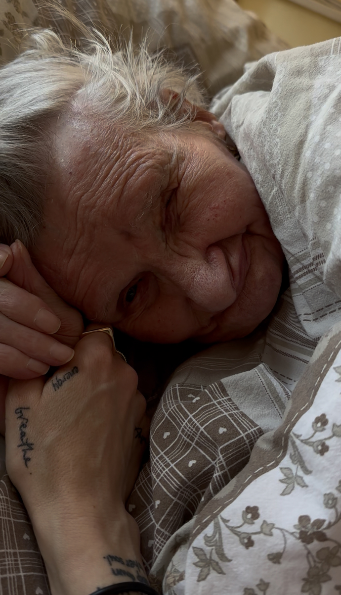 Jenže každý jednou musí vyrůst a zjistit, že ne každá pohádka končí tak, jak jsme zvyklí.
Jenže každý jednou musí vyrůst a zjistit, že ne každá pohádka končí tak, jak jsme zvyklí.
