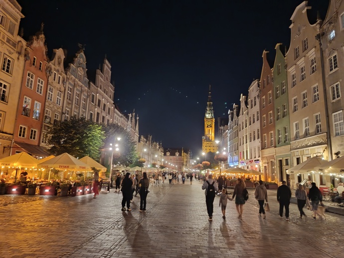 Město vypadá krásně i během večera.
Město vypadá krásně i během večera.