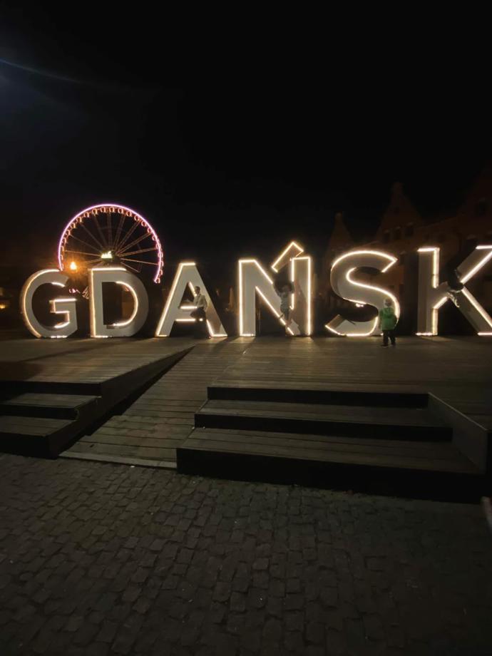 U světelného nápisu se fotili snad všichni. Kousek za ním je velké Ruské kolo AmberSky.
U světelného nápisu se fotili snad všichni. Kousek za ním je velké Ruské kolo AmberSky.