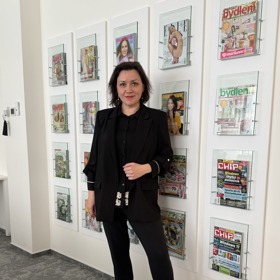 
Markéta Behinová, head of Lifestyle Online Content, si troufla obléct opravdové pyžamo z modalu od Intimissimi, které díky límečku a krajkovému zdobení nepůsobí jako noční oděv. Díky mokasínům a saku ji takový ouftit „prošel“ i v pracovním prostředí


 
