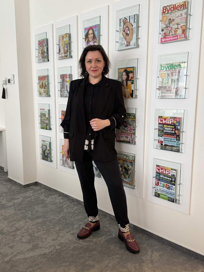 
Markéta Behinová, head of Lifestyle Online Content, si troufla obléct opravdové pyžamo z modalu od Intimissimi, které díky límečku a krajkovému zdobení nepůsobí jako noční oděv. Díky mokasínům a saku ji takový ouftit „prošel“ i v pracovním prostředí


 

