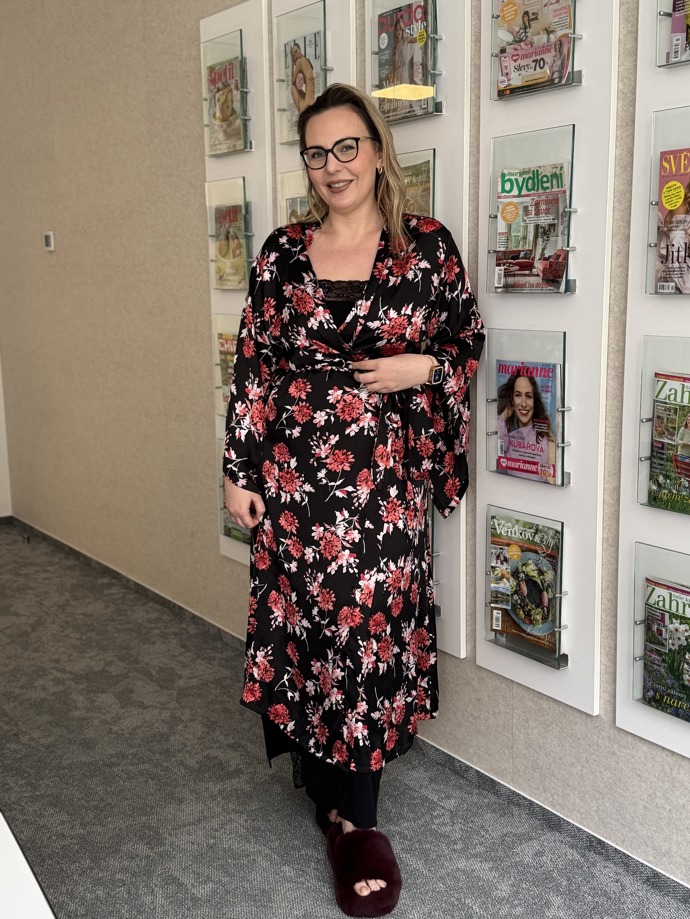 Kristina Vodičková, šéfredaktorka Lifee.cz, oblékla oblíbené slip dress s krajkou a přes to zavázala jemný, splývavý župan, který působil jako zavinovací šaty


 
