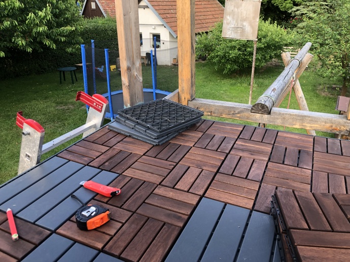 Základ houpaček byl hotový během pár dní, ale celý domek se rodil postupně krok za krokem.
