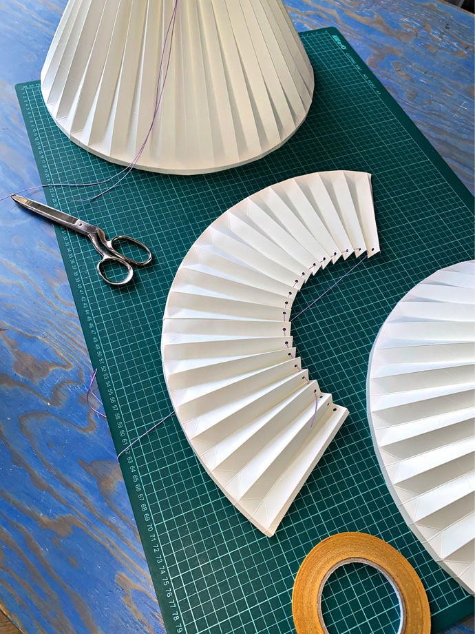 Měla z ní být designérka skla, místo toho si zvolila jako obživu práci s papírem, ze kterého vytváří svíticí 3D objekty. Tím ale zdaleka nekončí. Své hranice Michaela Doležalová alias Jasna posouvá až k samému prvopočátku – k výrobě vlastního ručního papíru. Marianne Bydlení prozradila, proč si vybrala jako materiál právě papír a jak náročná byla její cesta k úspěchu.
Měla z ní být designérka skla, místo toho si zvolila jako obživu práci s papírem, ze kterého vytváří svíticí 3D objekty. Tím ale zdaleka nekončí. Své hranice Michaela Doležalová alias Jasna posouvá až k samému prvopočátku – k výrobě vlastního ručního papíru. Marianne Bydlení prozradila, proč si vybrala jako materiál právě papír a jak náročná byla její cesta k úspěchu.