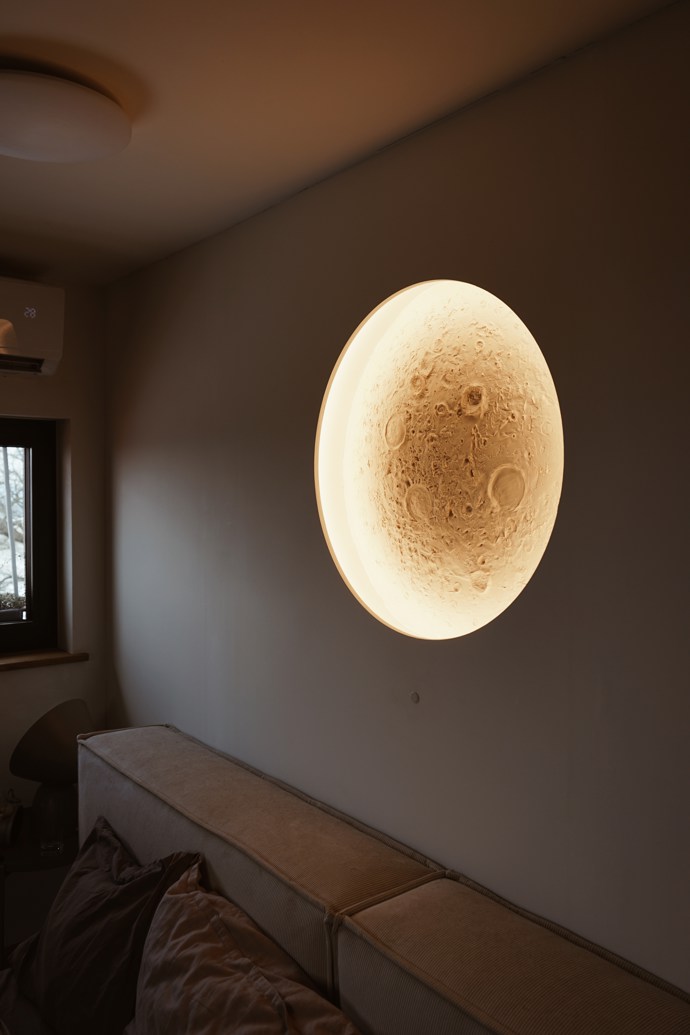 Velkým magnetem prostoru je 3D měsíc zasazený přímo do stěny ložnice. S vlastním nasvícením vytváří večer téměř magickou atmosféru, světelnou plastiku, která působí jako moderní umělecký objekt.

