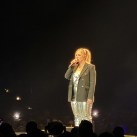 Koncert zahájila Patrikova kolegyně a kamarádka Katka Říhová písní Už z hor zní zvon
Koncert zahájila Patrikova kolegyně a kamarádka Katka Říhová písní Už z hor zní zvon