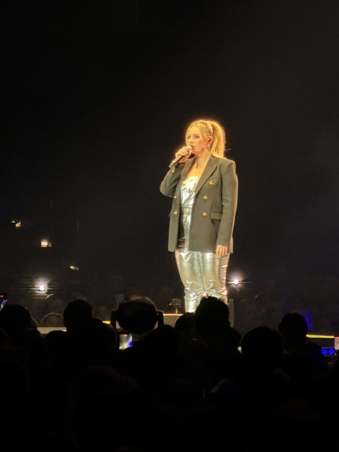 Koncert zahájila Patrikova kolegyně a kamarádka Katka Říhová písní Už z hor zní zvon
Koncert zahájila Patrikova kolegyně a kamarádka Katka Říhová písní Už z hor zní zvon