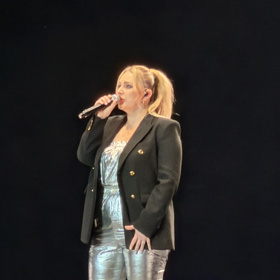 Koncert zahájila Patrikova kolegyně a kamarádka Katka Říhová písní Už z hor zní zvon
Koncert zahájila Patrikova kolegyně a kamarádka Katka Říhová písní Už z hor zní zvon