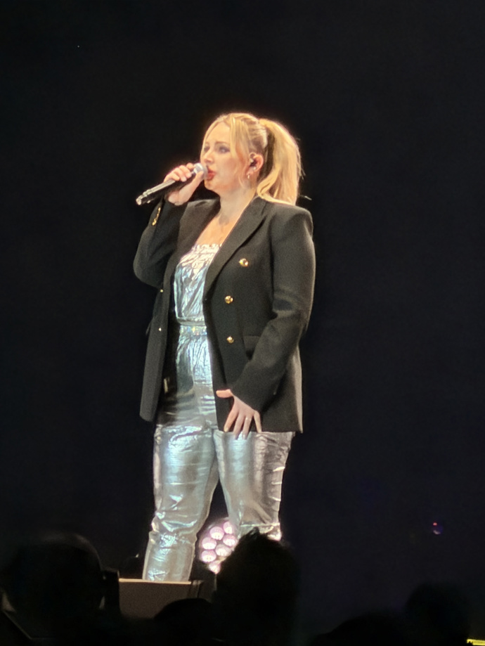 Koncert zahájila Patrikova kolegyně a kamarádka Katka Říhová písní Už z hor zní zvon
Koncert zahájila Patrikova kolegyně a kamarádka Katka Říhová písní Už z hor zní zvon