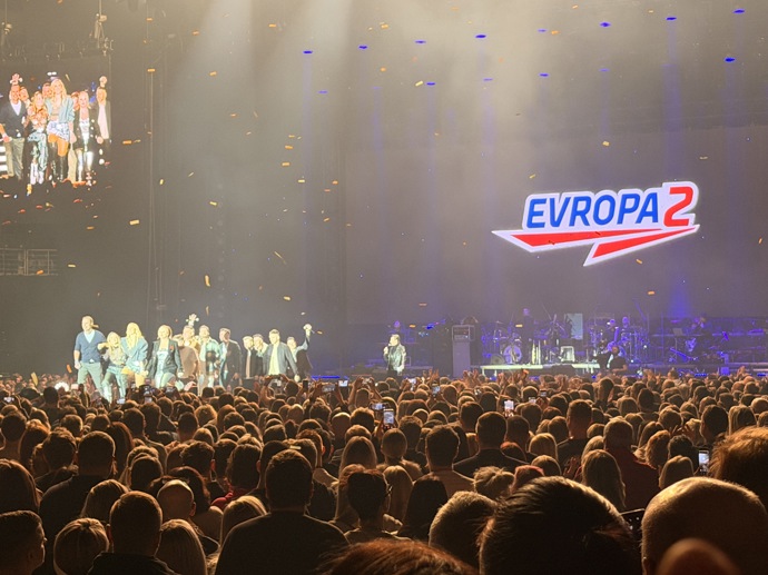 team Evropy 2 vystoupil s jejich vánočním songem i s Patrikem
team Evropy 2 vystoupil s jejich vánočním songem i s Patrikem