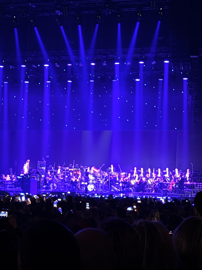 No podiu 02 areny se poprvé objevil i 72členný symfonický orchestr
No podiu 02 areny se poprvé objevil i 72členný symfonický orchestr