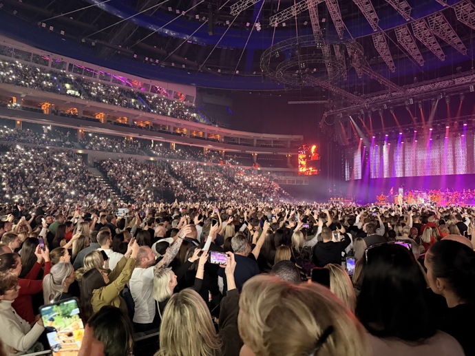 O2 arena zářila...
O2 arena zářila...