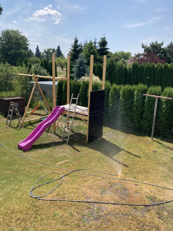 Nejvíc sil sebralo sestavení hlavní konstrukce, ale právě díky tomu je domek stabilní a pevný natolik, že unese několik dospělých.
