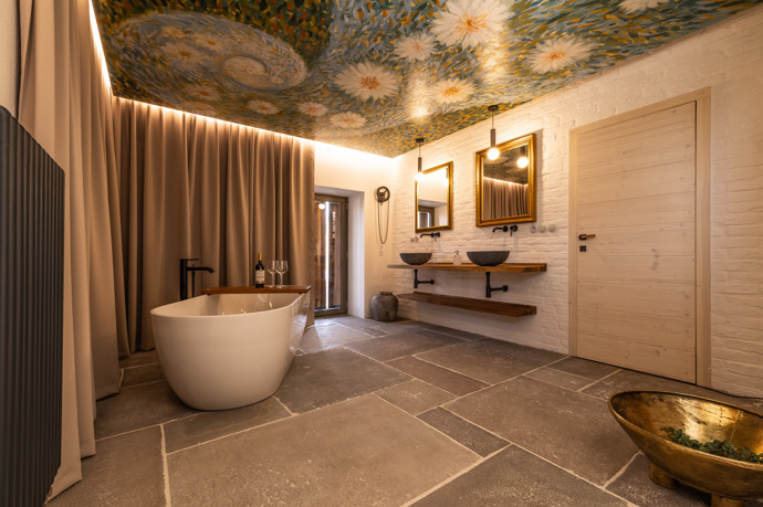 Wellness, který opravdu vypne hlavu. Finská sauna, vířivka a jen ticho lesa za oknem.
