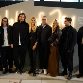 Odvaha tvořit, sdílet radost a pomáhat, to vše spojuje nová interaktivní instalace Wall of Joy – Stěna radosti, kterou na Designbloku 2025 slavnostně představila Nadace Terezy Maxové dětem. Devítimetrové umělecké dílo vzniklo ve spolupráci s designérem Vladimírem Žákem ze Studia Vrtiška & Žák a zve návštěvníky festivalu k vlastní tvorbě i přispění na pomoc dětem.
Odvaha tvořit, sdílet radost a pomáhat, to vše spojuje nová interaktivní instalace Wall of Joy – Stěna radosti, kterou na Designbloku 2025 slavnostně představila Nadace Terezy Maxové dětem. Devítimetrové umělecké dílo vzniklo ve spolupráci s designérem Vladimírem Žákem ze Studia Vrtiška & Žák a zve návštěvníky festivalu k vlastní tvorbě i přispění na pomoc dětem.