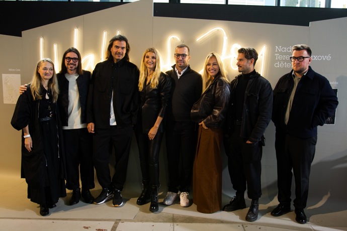 Odvaha tvořit, sdílet radost a pomáhat, to vše spojuje nová interaktivní instalace Wall of Joy – Stěna radosti, kterou na Designbloku 2025 slavnostně představila Nadace Terezy Maxové dětem. Devítimetrové umělecké dílo vzniklo ve spolupráci s designérem Vladimírem Žákem ze Studia Vrtiška & Žák a zve návštěvníky festivalu k vlastní tvorbě i přispění na pomoc dětem.
Odvaha tvořit, sdílet radost a pomáhat, to vše spojuje nová interaktivní instalace Wall of Joy – Stěna radosti, kterou na Designbloku 2025 slavnostně představila Nadace Terezy Maxové dětem. Devítimetrové umělecké dílo vzniklo ve spolupráci s designérem Vladimírem Žákem ze Studia Vrtiška & Žák a zve návštěvníky festivalu k vlastní tvorbě i přispění na pomoc dětem.