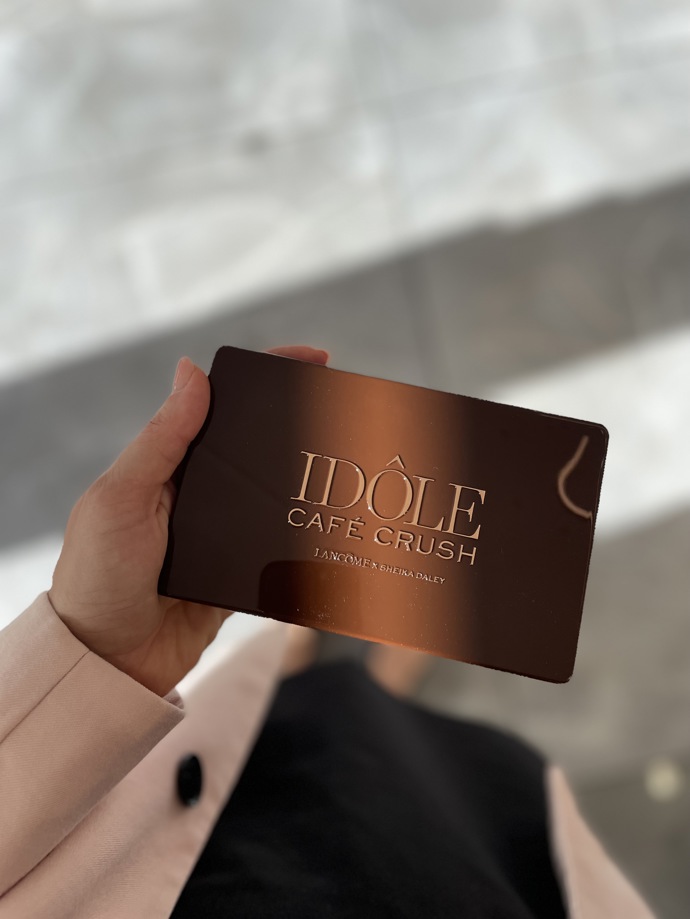 Paletka očních stínů, Lancôme x Sheika Daley - Idôle Café Crush. Pořídíte v Lancôme Beauty Institute, kde platí sleva 20 % na vše + k nákupu nad 2750 Kč dárky v hodnotě 5000 Kč –taštička a 7 miniatur.
