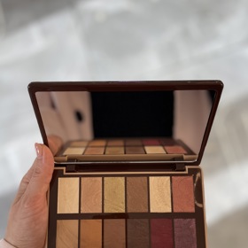 Paletka očních stínů, Lancôme x Sheika Daley - Idôle Café Crush. Pořídíte v Lancôme Beauty Institute, kde platí sleva 20 % na vše + k nákupu nad 2750 Kč dárky v hodnotě 5000 Kč –taštička a 7 miniatur.
Paletka očních stínů, Lancôme x Sheika Daley - Idôle Café Crush. Pořídíte v Lancôme Beauty Institute, kde platí sleva 20 % na vše + k nákupu nad 2750 Kč dárky v hodnotě 5000 Kč –taštička a 7 miniatur.